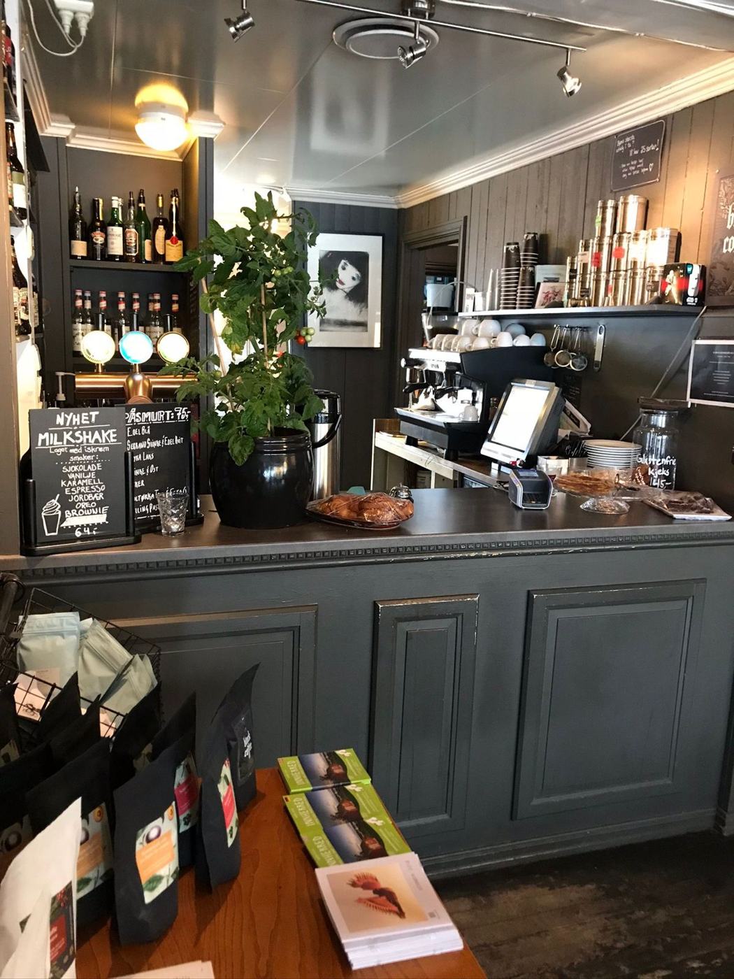 Bardisken hos Madam Brix med kaffemaskin, flasker og tavler