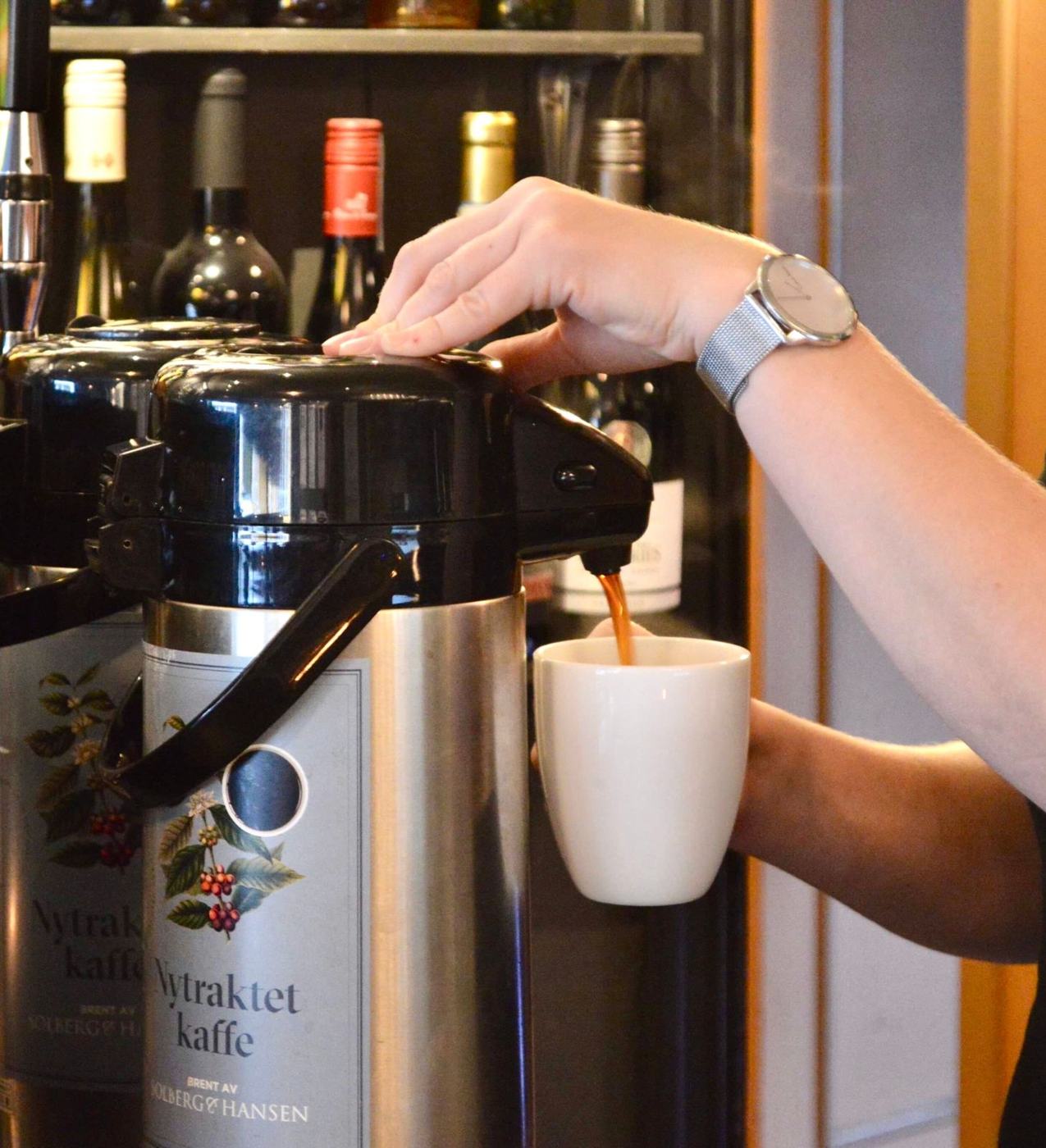 Nytraktet kaffe tappes i en hvit kopp
